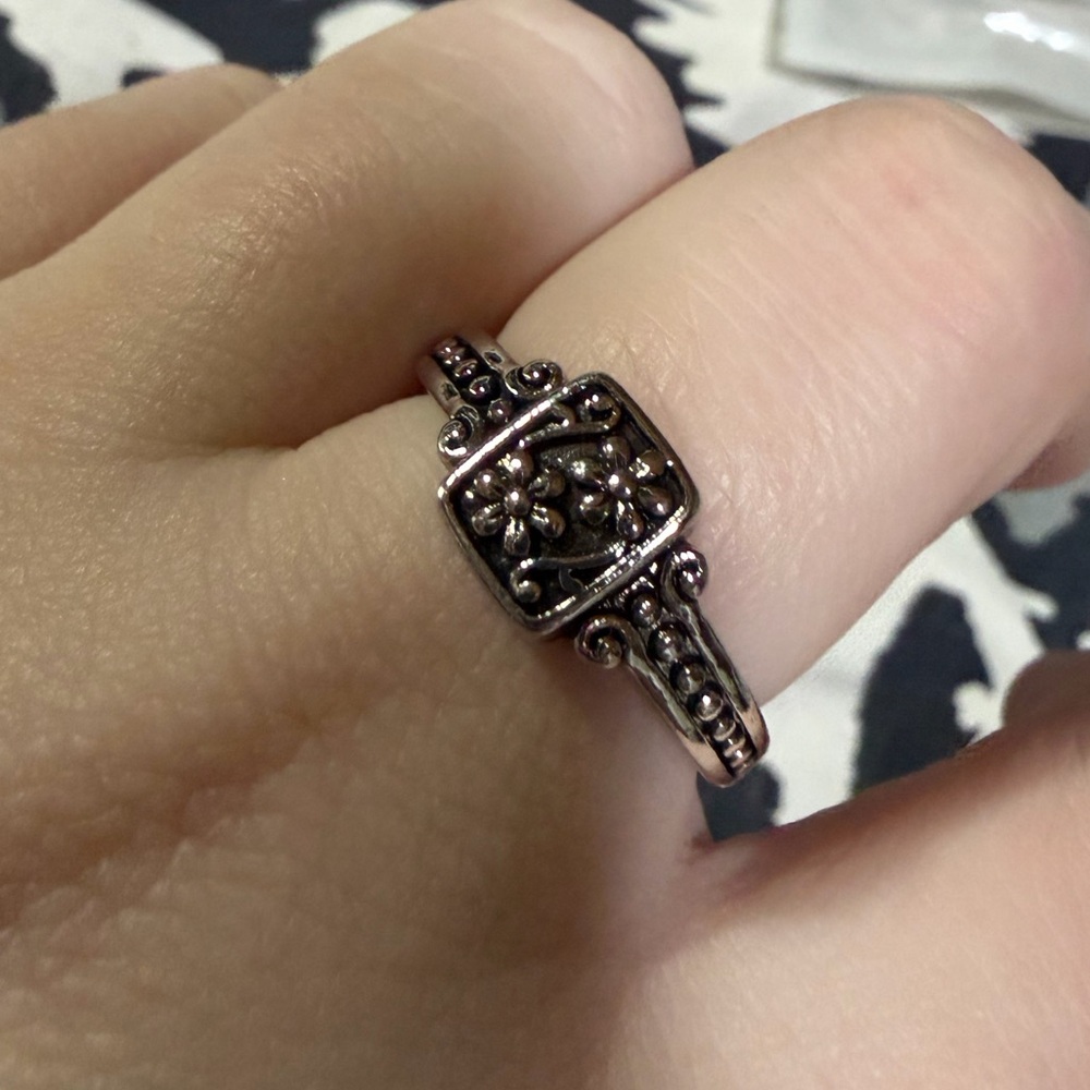 Cute ring - Picture 3 of 5
